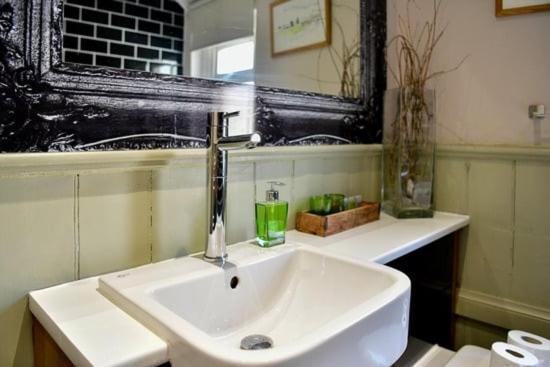 Quirky 4 Bedroom Apartment With Terrace Κάρντιφ Εξωτερικό φωτογραφία